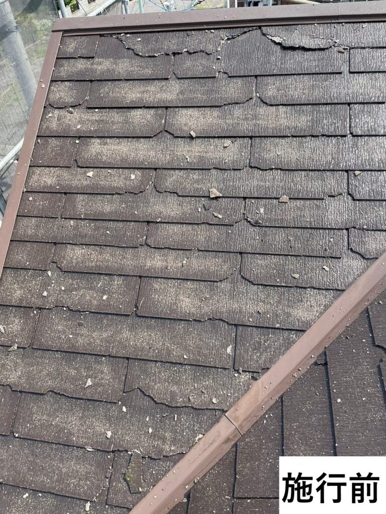 屋根の素材自体もボロボロで崩れてしまっています。